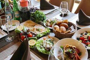 abundante mesa adornado con un variedad de delicioso platos foto