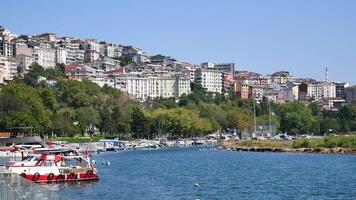 Kalkon istanbul 12 juni 2023. båt docka på flod i eyupsultan. video