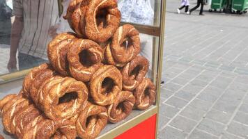 Turquía 12 marzo 2023. turco rosquilla simit de venta a taqsim cuadrado en un camioneta video