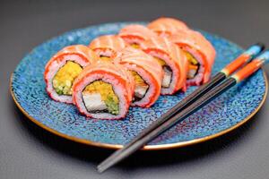 azul plato con Sushi y palillos foto