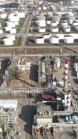 Vertikale Video von Öl Raffinerie Antenne Aussicht