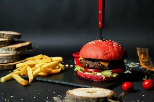 hamburguesa con cuchillo siguiente a francés papas fritas foto