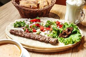 de madera mesa con comida plato y café taza foto