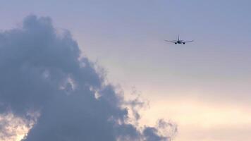 aereo assunzione via a tramonto cielo. aereo partenza. aereo partenza. il ambientazione sole. tramonto video