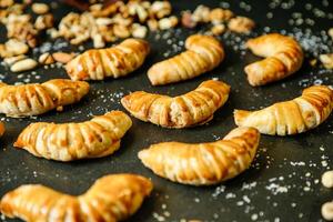 croissants con nueces arreglado en un horneando sábana foto