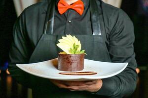 hombre participación plato con delicioso postre foto