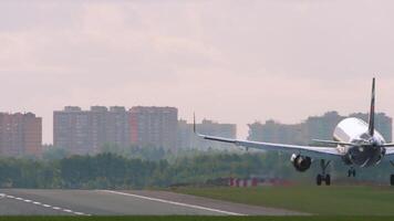 Rückseite Sicht, Passagier Verkehrsflugzeug Landung und berühren das Runway. Dunst auf das Flugplatz. Reise und Tourismus Konzept video