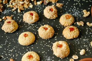 clasificado galletas arreglado en mesa foto