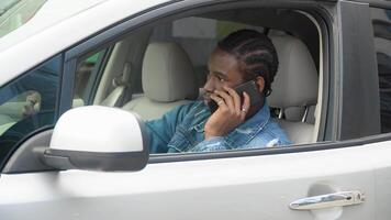 africano americano uomo fabbricazione Telefono chiamata a lusso auto video