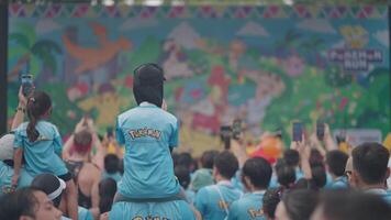 Denpasar, Indonésia, marcha 3, 2024 - etapa e Pikachu dança mostrar às Pokémon Diversão corre bali evento video