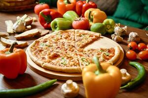 pizza en mesa de madera foto