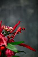 florero con rojo flores y verde hojas foto