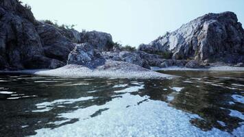 spectaculair rots omringd lichaam van water in Spanje video