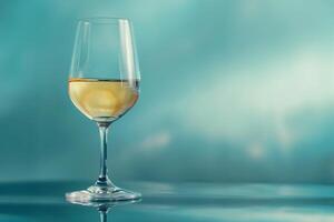ai generado elegante blanco vino vaso en azul antecedentes con ai generado. foto