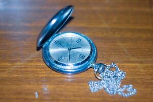 antiguo retro relojes en el mesa, un antiguo plata práctico relojes, antiguo bolsillo relojes, antiguo plata bolsillo relojes foto