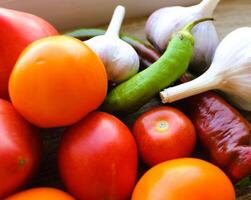 Tomates, pimientos y ajo para hecho en casa caliente salsa de cerca valores foto