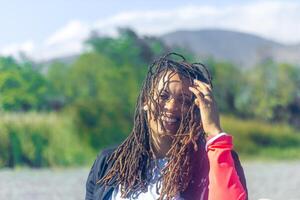 retrato de africano mujer en el parque foto