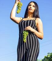 bonito joven mujer en el naturaleza foto