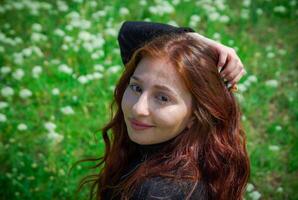 rojo peludo mujer en el parque, bonito mujer en el naturaleza foto