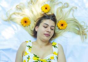 retrato de una mujer joven y bonita foto