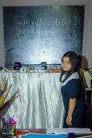 bonito estudiante estudiando en salón de clases foto