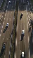 Vertikale Video von Stadt der Verkehr Antenne Aussicht