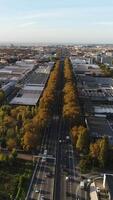 verticaal video van stad verkeer antenne visie