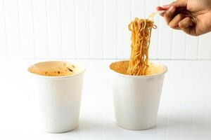 comer instante fideos taza con soja y picante salsa foto