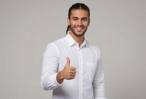 ai generado un hombre en un blanco abotonarse camisa con un brillante sonrisa da un pulgares arriba, señalización su satisfacción y acuerdo. foto