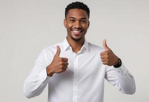 ai generado un confidente joven hombre en un blanco vestir camisa da un doble pulgares arriba, su entusiasta expresión exuda profesionalismo y positividad foto