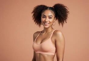 ai generado un joven mujer con voluminoso Rizado pelo y un Deportes arriba, sonriente calurosamente y mirando a el lado. ella representa salud y vitalidad. foto