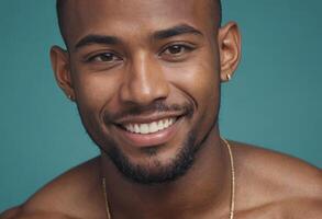 ai generado un alegre hombre con un brillante sonrisa y un oro collar, conjunto en contra un turquesa fondo. su calentar sonrisa exuda encanto y felicidad. foto