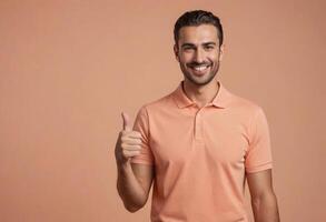 ai generado un pulcramente arreglado hombre sonriente y demostración un pulgares arriba en un melocotón polo camisa, representando casual profesionalismo. foto