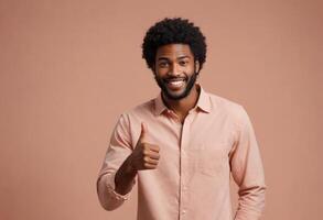 ai generado un hombre en un casual abotonarse camisa da un pulgares arriba, su sonrisa y afro peinado destacando su simpático comportamiento. foto