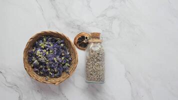 een studio foto van lavendel bloem en parfum Aan tafel video