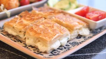 traditionell Türkisch Küche Gebäck Borek auf ein Teller video