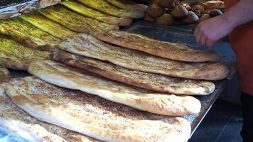 fresco cozido pães às agricultores mercado prateleiras dentro Istambul . video