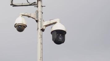 de cerca de seguridad cámara en el calle. video