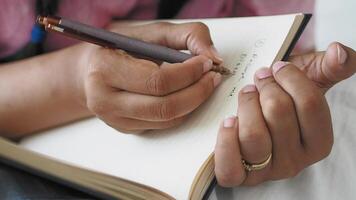 stänga upp av kvinnor hand skrivning på anteckningsblock. video