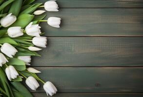 ai generado un verde Pascua de Resurrección tarjeta en madera con tulipanes y huevos foto