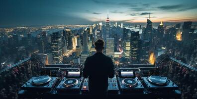 ai generado un DJ haciendo música en el medio de un ciudad foto