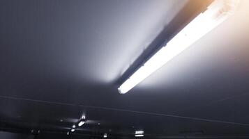de cerca de un instalación un largo LED ligero bulbo en el techo parte superior corredor habitación. foto