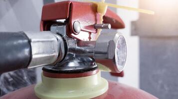 regulador calibre válvula en el fuego extintor para cheque condición presión en el tubo polvo. foto