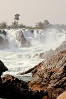 khong Pha peng cascadas, uno de cascadas en mekhong río. foto