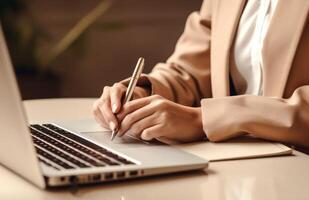 ai generado un mujer de negocios escribe en un antiguo cuaderno mientras sentado siguiente a un ordenador portátil teclado foto