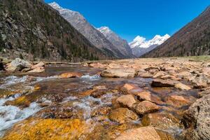 tarde invierno montaña y llanura paisaje de sichuan. foto