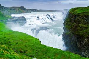 famoso Gullfoss cascadas en el cañón de el hvita río. foto