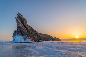 ver de ogoy isla en congelado lago baikal a amanecer, Siberia, irkutsk oblast, Rusia. foto