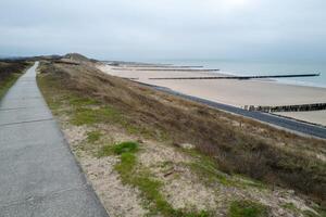 amplio camino alto encima el dunas en el norte mar Zeeland Países Bajos foto