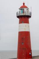 rojo blanco antiguo faro capilla occidental Zeeland Países Bajos foto